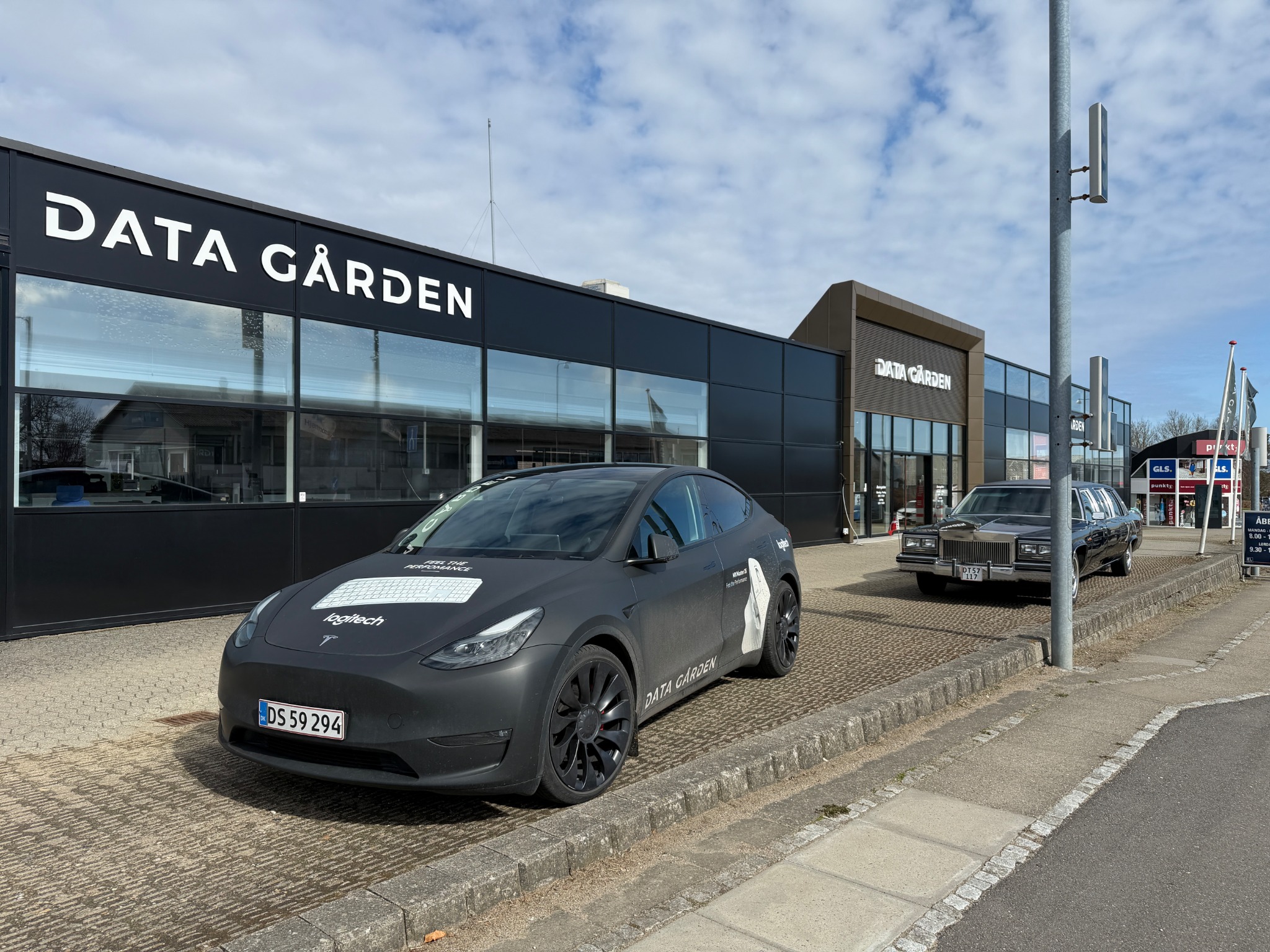 Erhvervsejendom med facade mod gaden